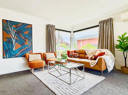 6 Guests Family Home 7 Minutes to Airport