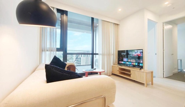607 - 2 bedrooms 2 bathrooms large balcony opposite Box Hill Central 5 people parking space Tempo luxury apartment