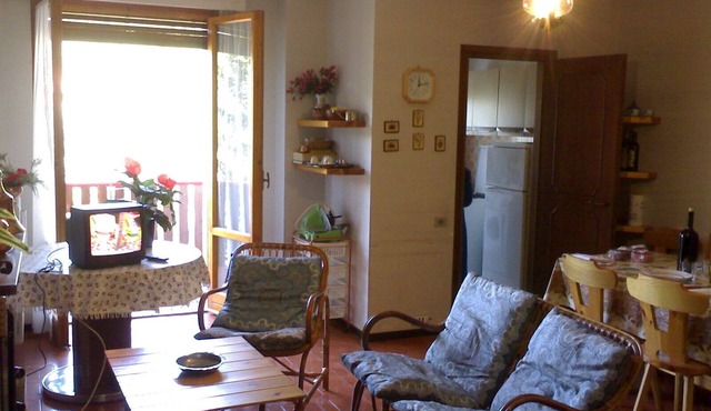 6guests-skiing-mountainviews-fireplace-freeparking