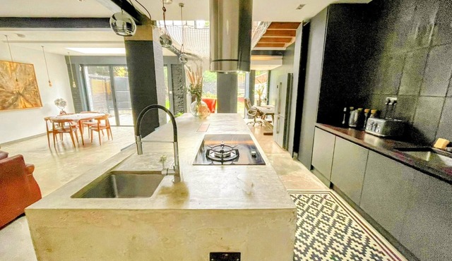 7 Bed House - Sleeps 26 - Parking - Wifi - Garden