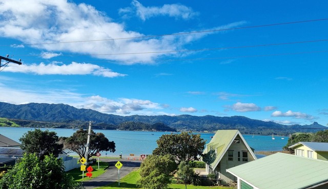 70 meters to Beach/Boat Ramps - Harbour Views/Internet/Smart TV's/Pet Friendly