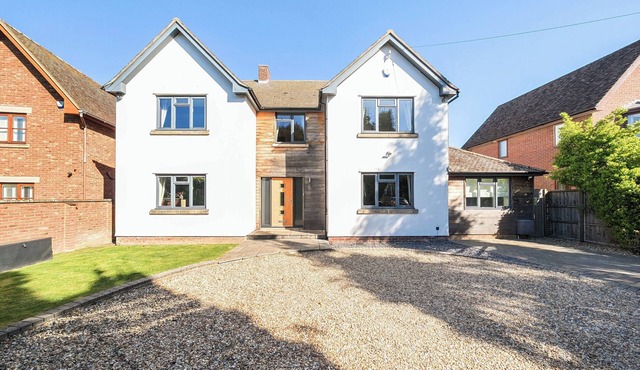 8 NEWMARKET ROAD, pet friendly, character holiday cottage in Royston