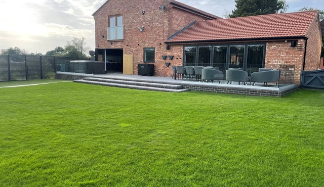 85A BRAYBROOKE ROAD, family friendly, with hot tub in Desborough