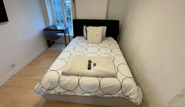 96TR Double bed bedroom - Edmonton green