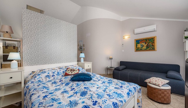 A charming studio apartment near the beach
