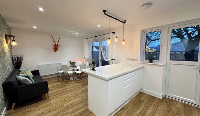 A Charming, Stylish & Spacious 3-Bedroom Mid-Century Homestay in Upper Heyford
