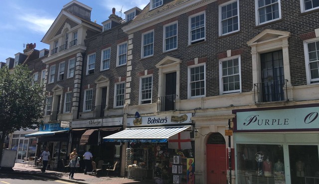 A HUGE 4-bed apartment in Eastbourne, moments from the pier and seafront!
