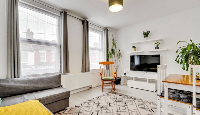 A Spacious 6 Bedroom House in North London with Free Parking & 3 Bathrooms