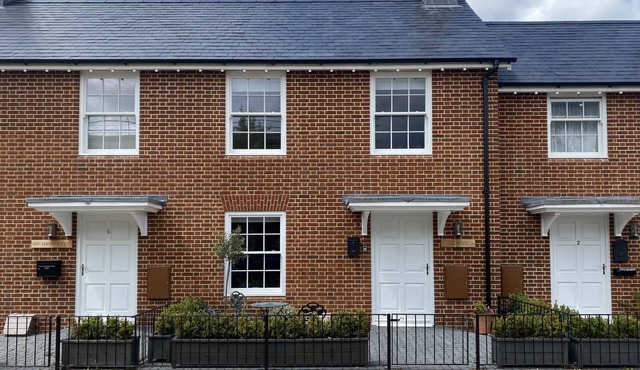 A stroll to Ringwood, near to New Forest & South Coast Beaches. Private Parking