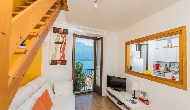 A window over Lake Como - stone cottage with amazing view and private garden