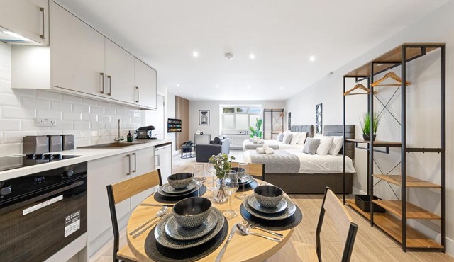 AC 1BR Stay Sleeps 5 Tube Access Free Parking & Wifi