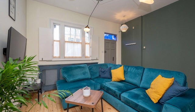 Airy 1850s Coach House with Private Balcony - Pass the Keys