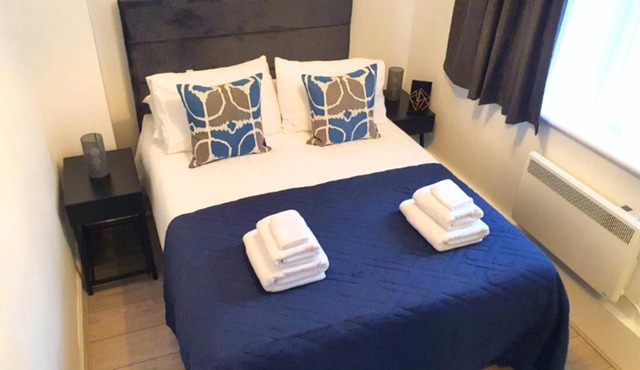 Aisiki Stays Apartments at Wembley, Ground Floor 2 Bedroom and 1 Bathroom Flat, King or Twin beds and Double bed with FREE Wi-Fi and PARKING