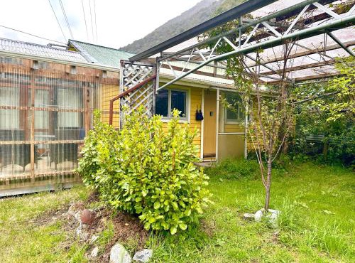 Alpine House with Stunning Mountain Views, 1 Bedroom, Sleeps 6, Near Road & Rail Loft & Bunks