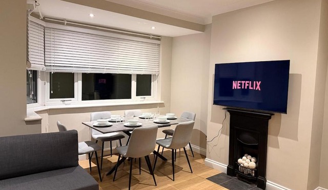 Amanah Properties - Modern 2-Bedroom Home in Harrow for 6 Guests with Free Parking