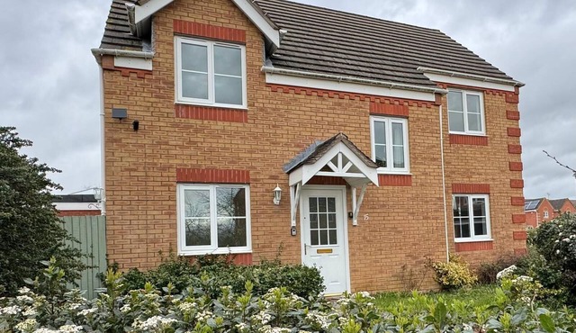 Amazing 5 Bedrooms Detached House in Bedford