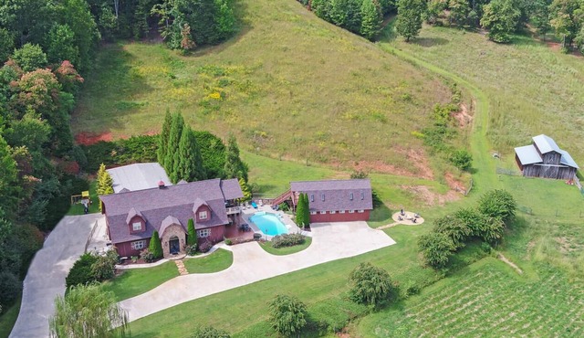 Amazing Farmhouse,18 acres, pool, 7 king bds, near Helen, WEDDINGS & EVENTS