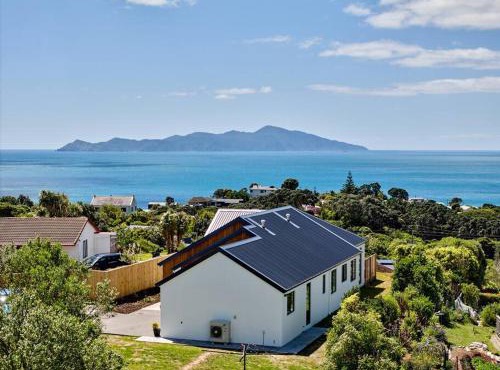 Amazing hill-top retreat, Outdoor Bath 30 mins to Wellington by train or car
