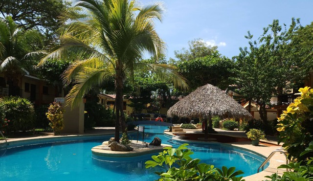 Amazing Pool, Tropical Gardens, Walking Distance to the Beach