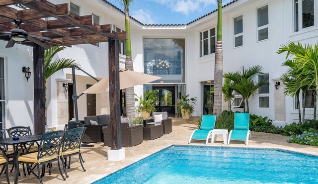 Amazing Private Villa with Chef & Maids