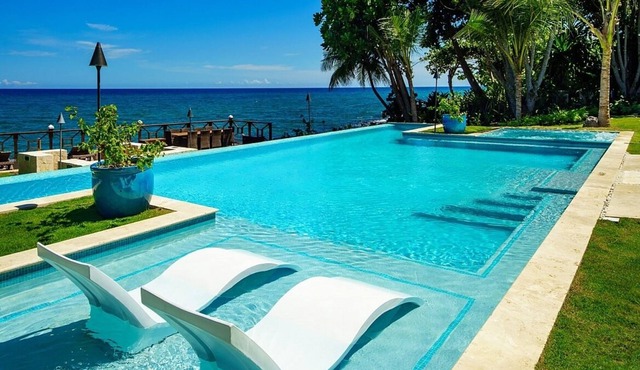 Amazing Seafront Villa in Montego Bay, Private Infinity & 2 Sea-Water Pools, Gym, Spa & So Much More