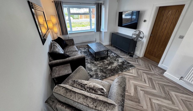 Amora Stays, Luxury 3 bedroom home, in the heart of Aylesbury.