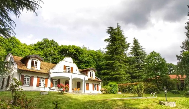 An oasis of peace surrounded by greenery, just a stone's throw from the lakes.