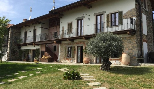 Ancient "cascina motto" three-room apartment