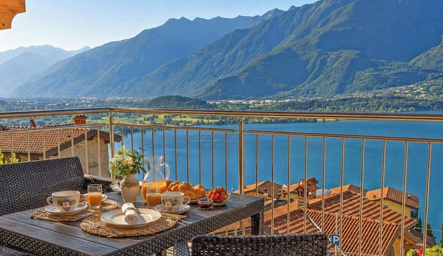Andrea panoramic vacation apartment on Lake Como