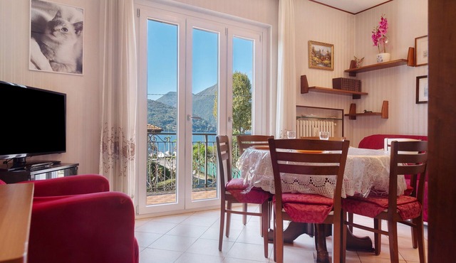 Apartment 'Casa Rosanna al lago' with Lake View, Balcony & Shared Garden