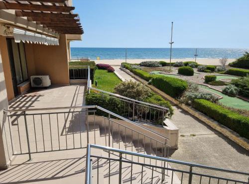 Apartment B022 with a large terrace and direct access to the sea