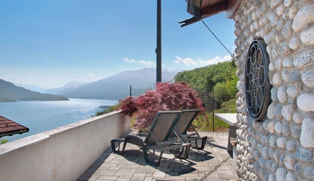 Apartment Casa Alan with Lake View, Terrace & Wi-Fi
