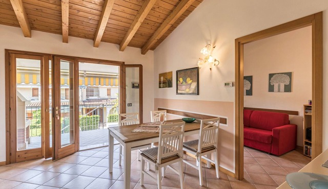 Apartment 'Lazise Colá' with Shared Pool, Private Terrace and Air Conditioning