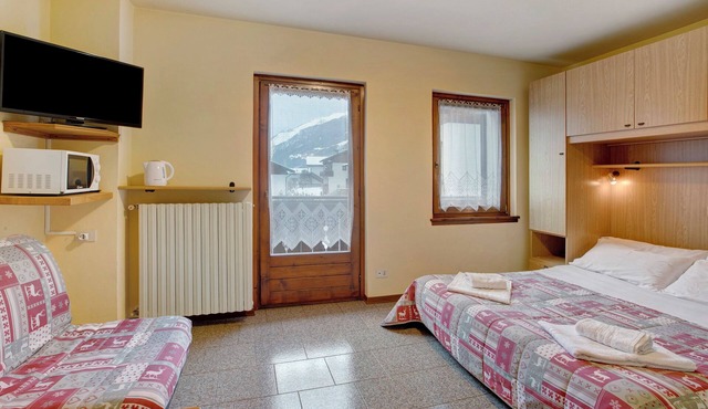 Apartment "Monolocale Iris 1" with Mountain View, Balcony & Wi-Fi