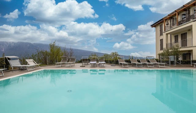Apartment "Nobile in Residence La Villa" with Private Garden, Lake View and Pool