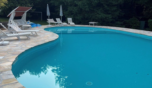 APARTMENT ON LAKE WITH POOL AND PARK