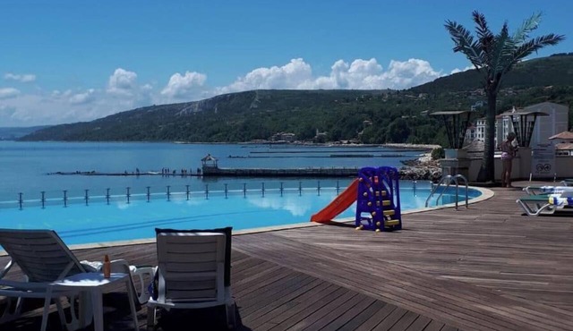 Apartment Sleeps 2 with Pool & Balcony