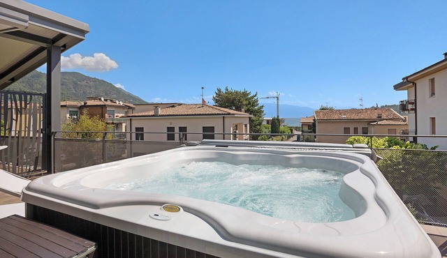Apartment "Villa Donne del Lago Valentina" with Lake View and Shared Pool