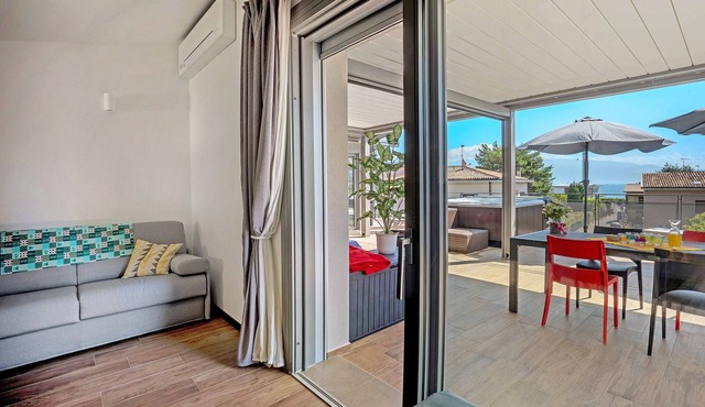 Apartment "Villa Donne del Lago Vittoria" with Lake View and Shared Pool