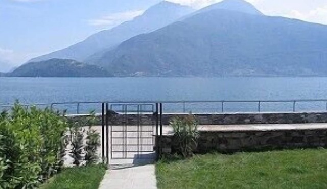 Apartment with pool, private garden & private boat mooring at shore lake Como