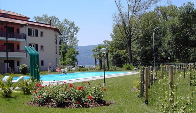 Apartment with private garden two steps from the lake.