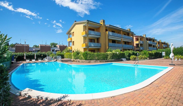 Appartamento Vista Lago: Pool, Garage & Lake View, Desenzano Del Garda, Italy