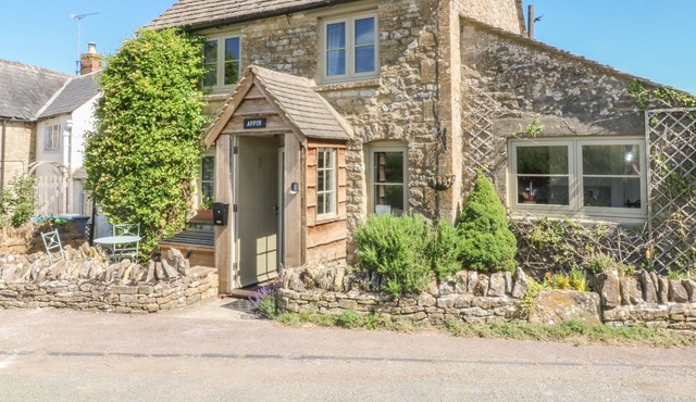 APPIN COTTAGE, pet friendly, character holiday cottage in Burford