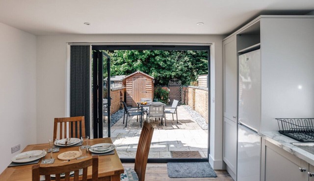 Apple Blossom - Central Henley with free road parking