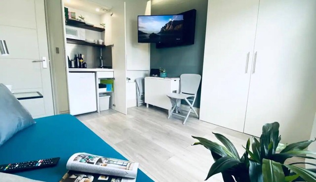 Apt. 05 - Stylish Studio Steps from Sea, Bars & Promenade