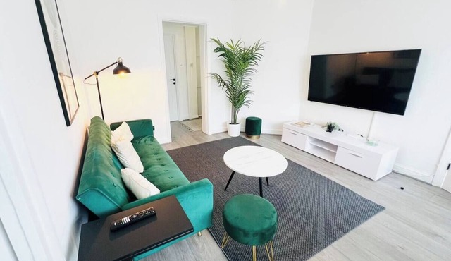 ArtLounge-2 bed garden Free parking