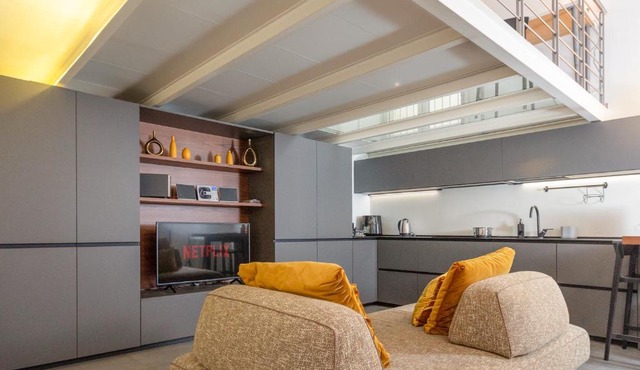 ArtStay - Exclusive Apt Near Metro M1, AC, Parking