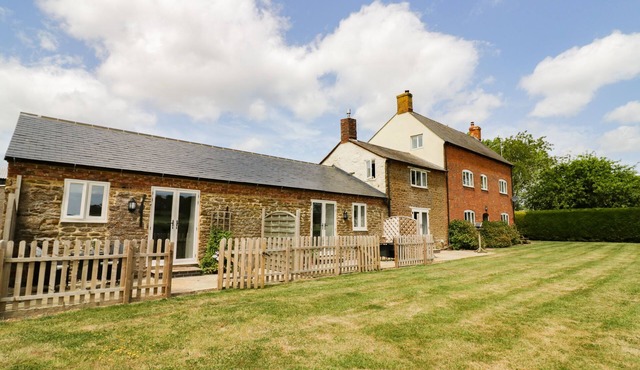 ASH BARN, pet friendly, luxury holiday cottage in Catesby