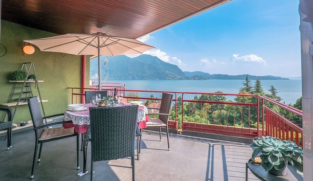 Attractive 3½-room apartment with 2 balconies, pool and dream view
