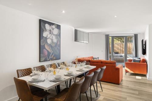 Awesome Wembley Apartment Sleeps 11